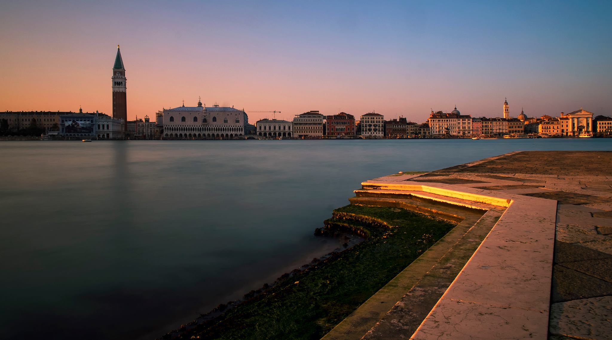 Panoráma Benátek v podvečer z ostrova San Georgio Magiore